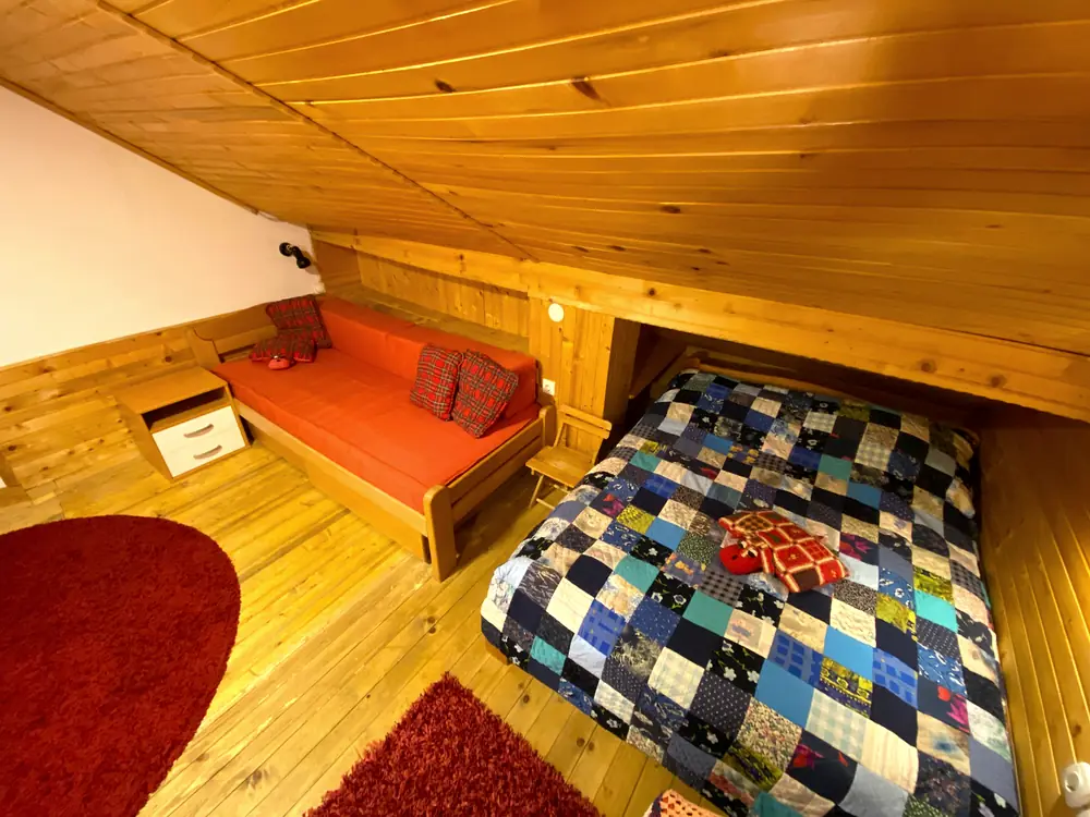 Bračni krevet i sofa u apartmanu A4
