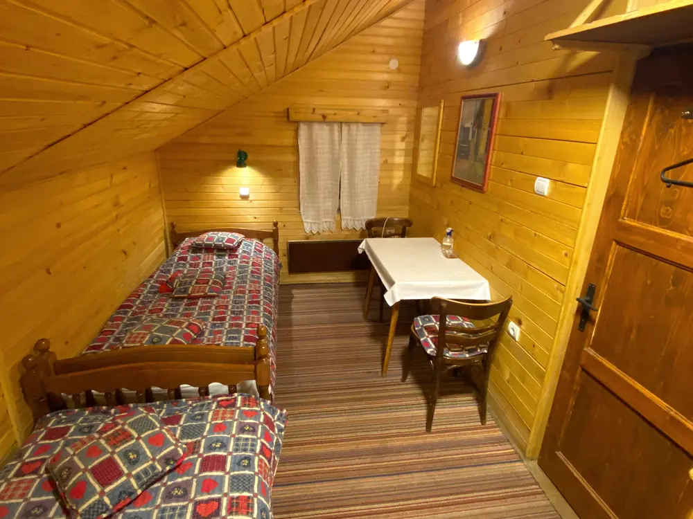 Dva odvojena kreveta u apartmanu A5
